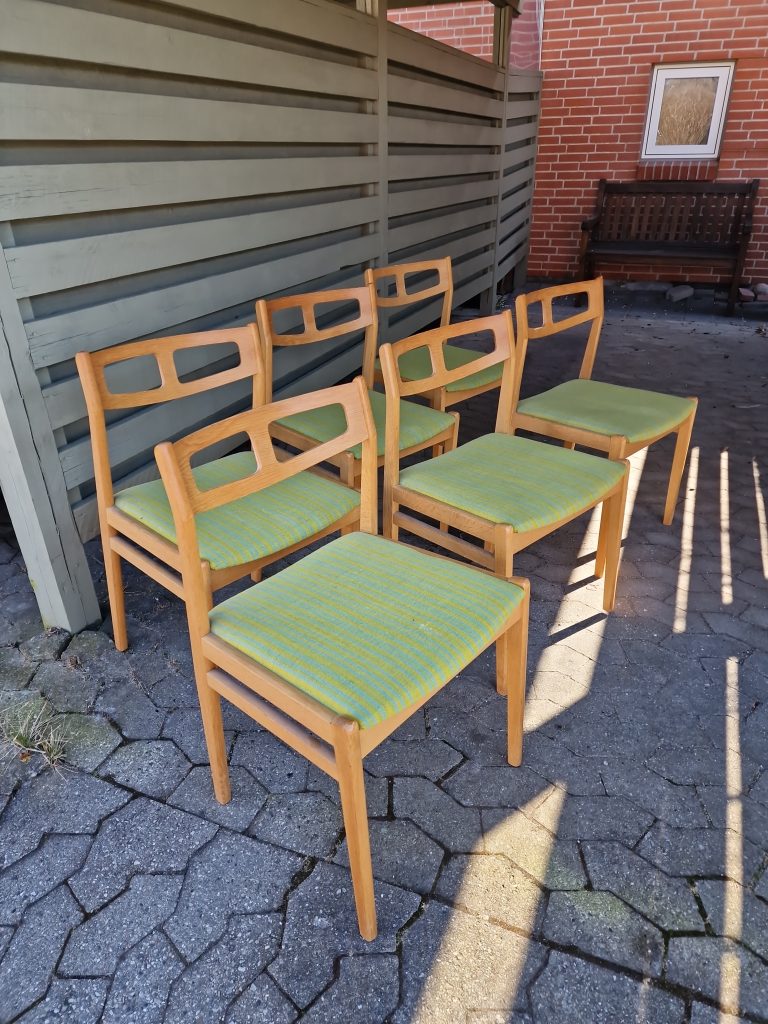 Seks spisestole med grøn polstring, egetræ