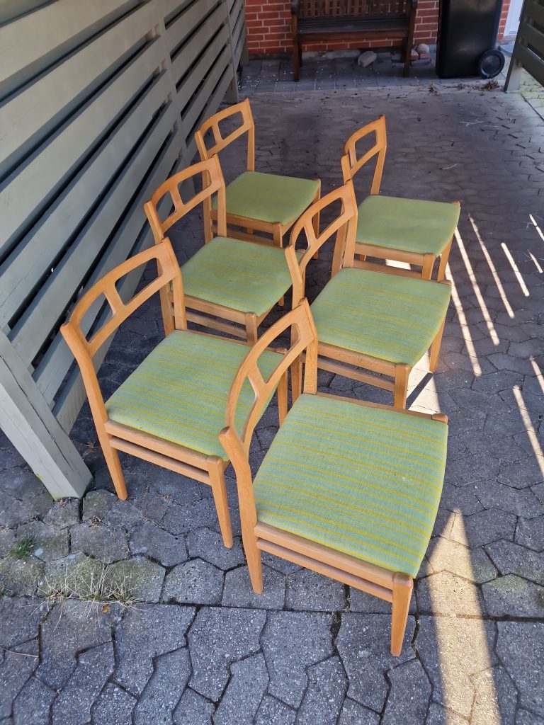 Seks spisestole med grøn polstring, egetræ