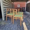 Seks spisestole med grøn polstring, egetræ