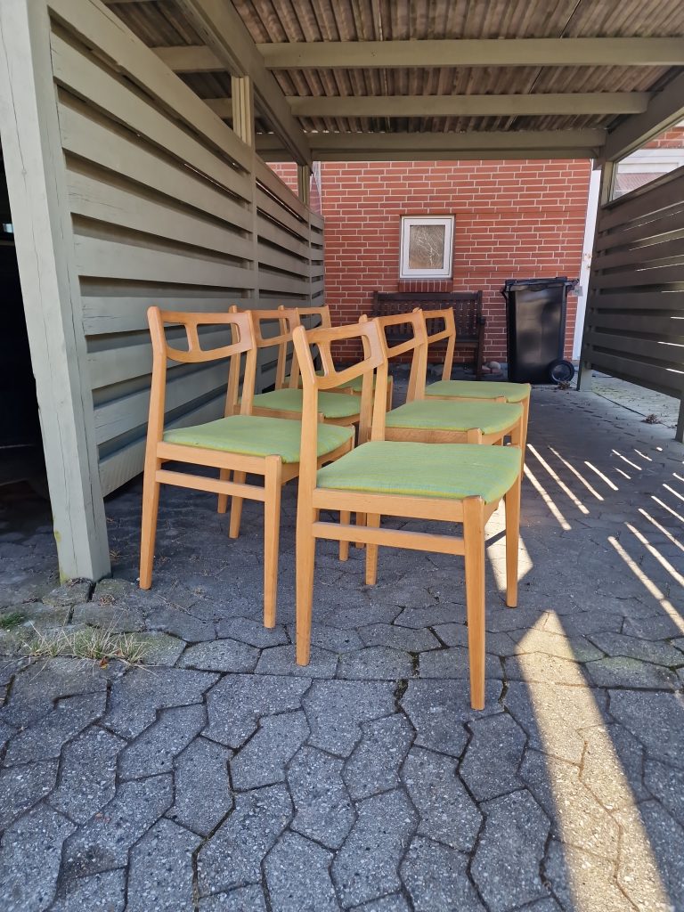 Seks spisestole med grøn polstring, egetræ