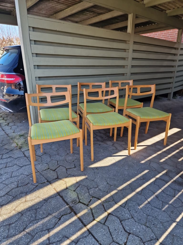 Seks spisestole med grøn polstring, egetræ