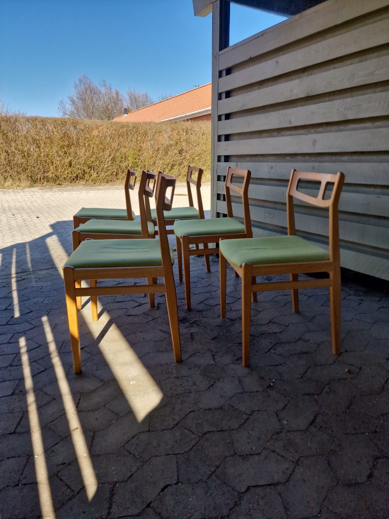 Seks spisestole med grøn polstring, egetræ