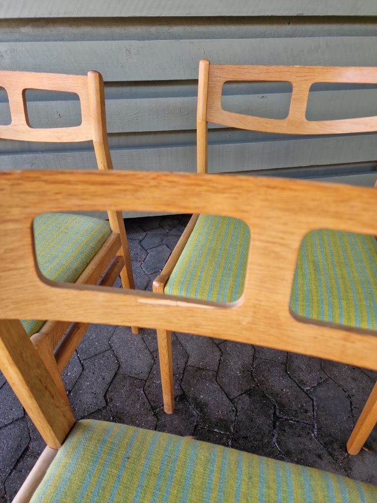 Seks spisestole med grøn polstring, egetræ