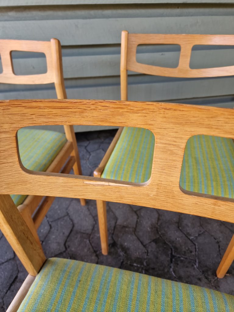 Seks spisestole med grøn polstring, egetræ