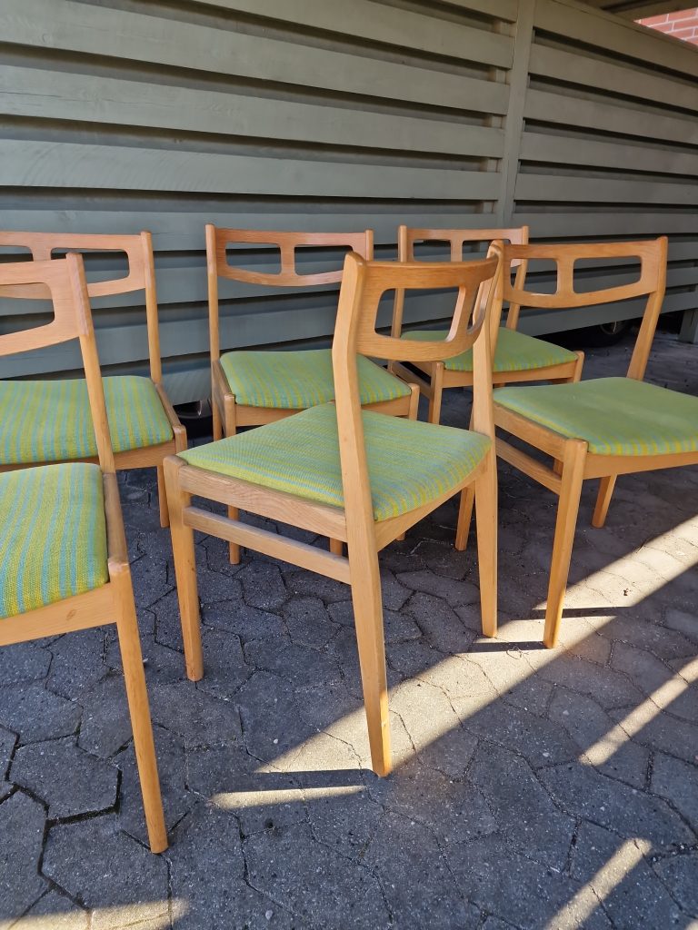 Seks spisestole med grøn polstring, egetræ