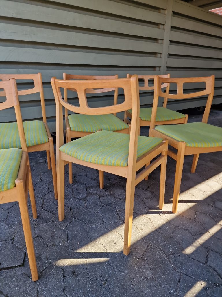 Seks spisestole med grøn polstring, egetræ