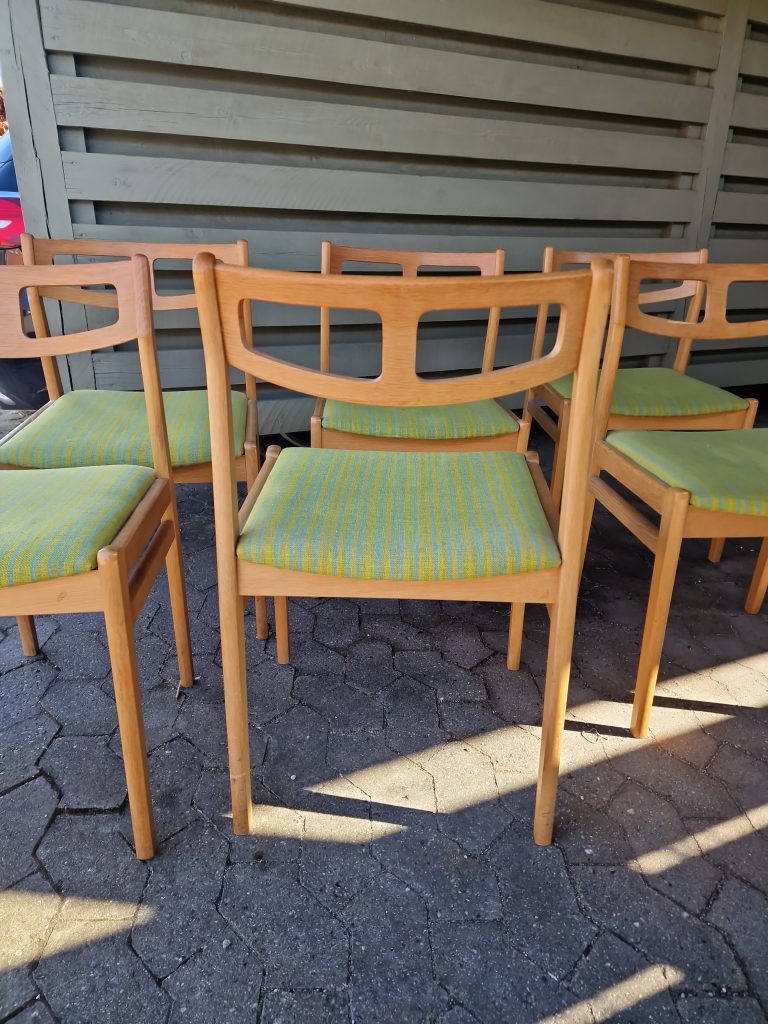 Seks spisestole med grøn polstring, egetræ