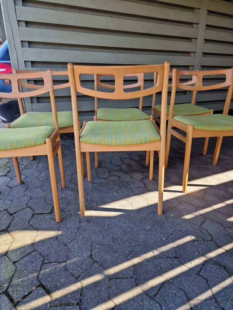 Seks spisestole med grøn polstring, egetræ