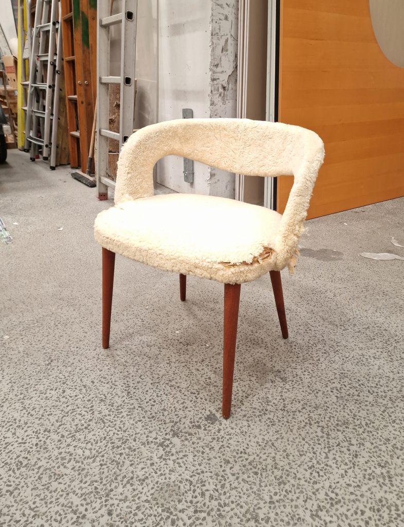 Sminkestol med ben af teak, polstring af uld, til ompolstring