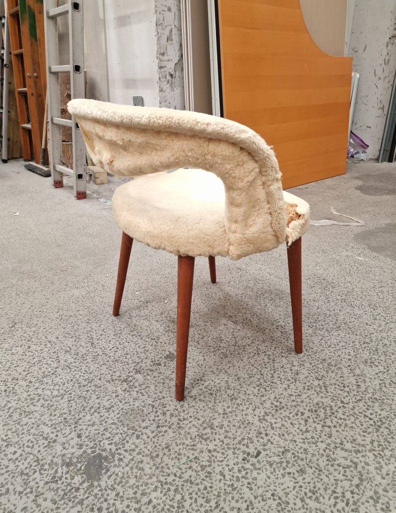 Sminkestol med ben af teak, polstring af uld, til ompolstring