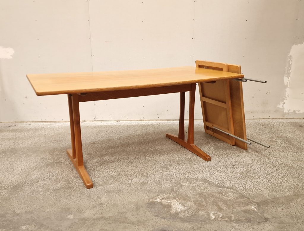 Børge Mogensen, Spisebord med shakerstel og tillægsplader, model C18, egetræ