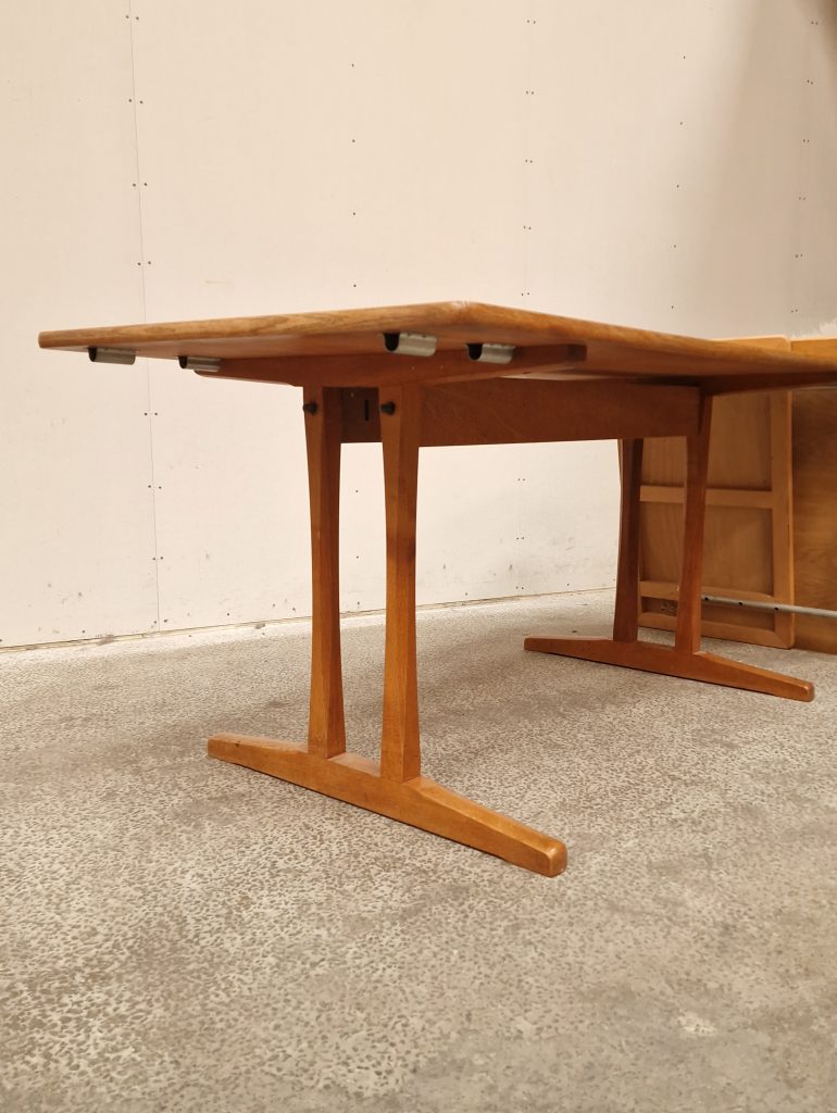 Børge Mogensen, Spisebord med shakerstel og tillægsplader, model C18, egetræ