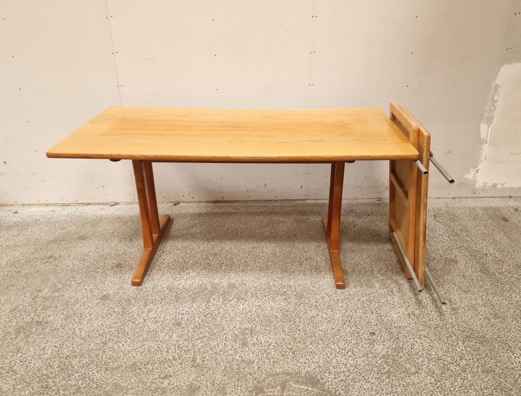 Børge Mogensen, Spisebord med shakerstel og tillægsplader, model C18, egetræ