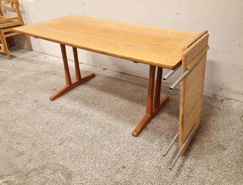 Børge Mogensen, Spisebord med shakerstel og tillægsplader, model C18, egetræ