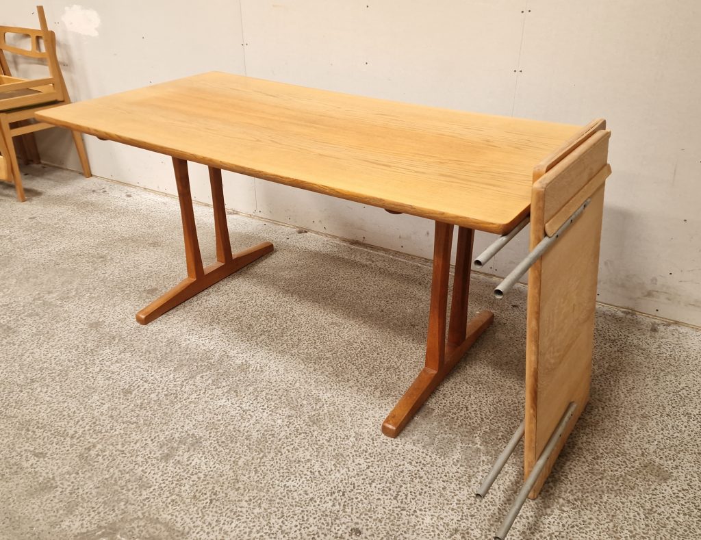 Børge Mogensen, Spisebord med shakerstel og tillægsplader, model C18, egetræ