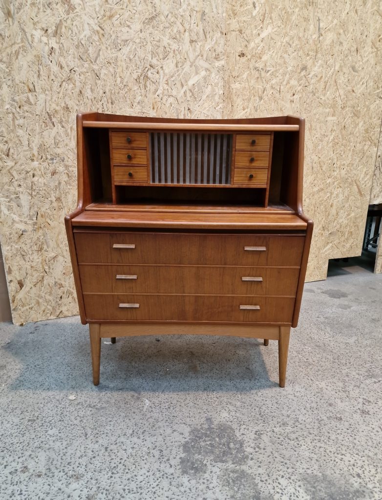 Chatol i teak med skuffer og skydelåger af glas