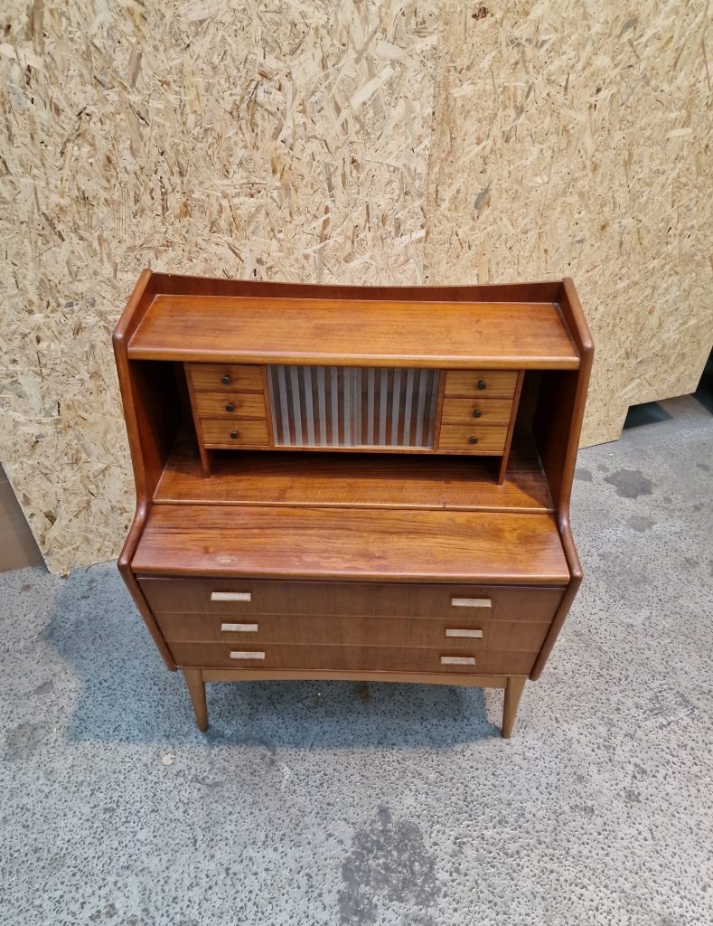 Chatol i teak med skuffer og skydelåger af glas