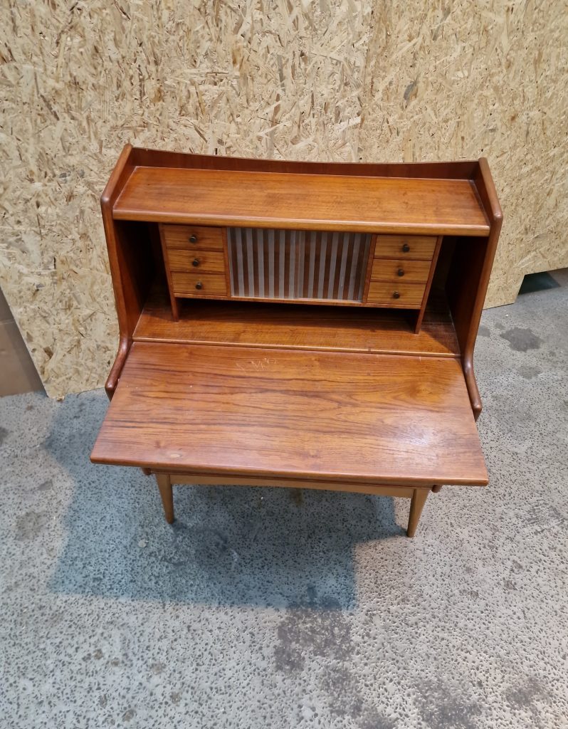 Chatol i teak med skuffer og skydelåger af glas