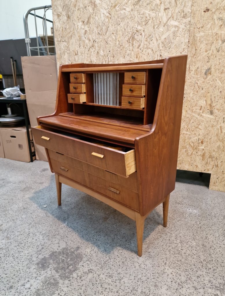 Chatol i teak med skuffer og skydelåger af glas