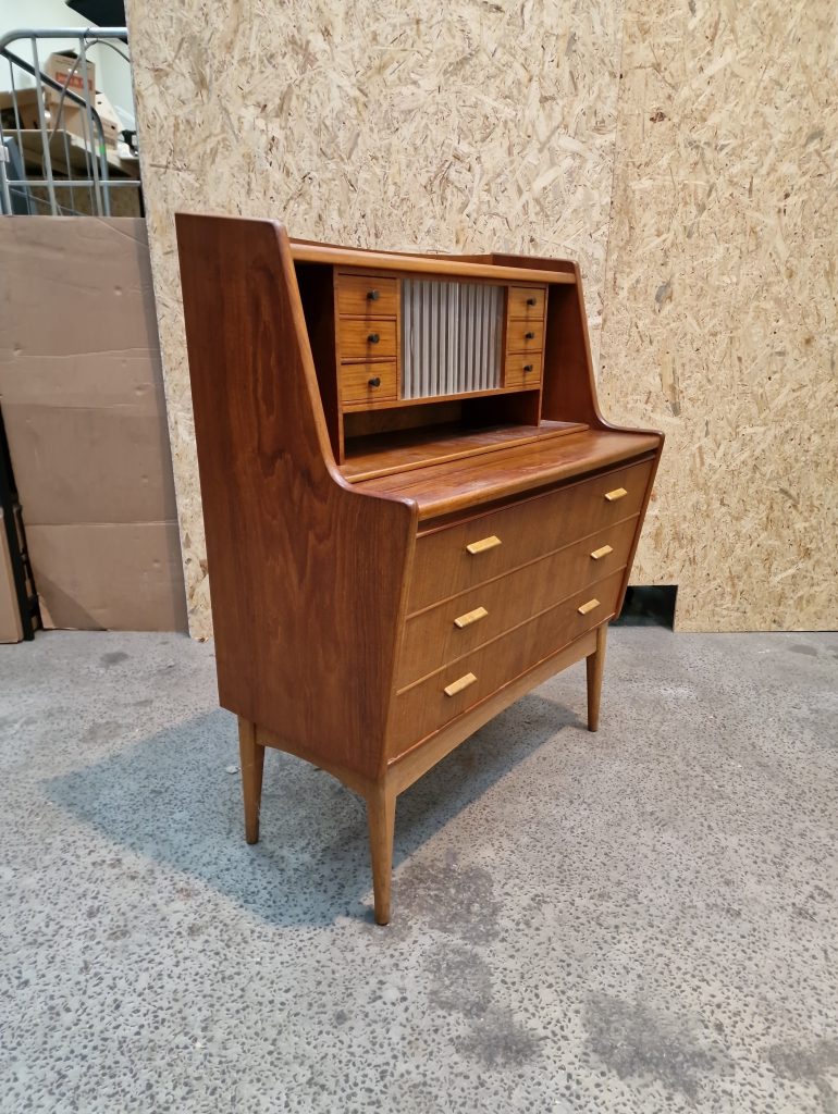 Chatol i teak med skuffer og skydelåger af glas