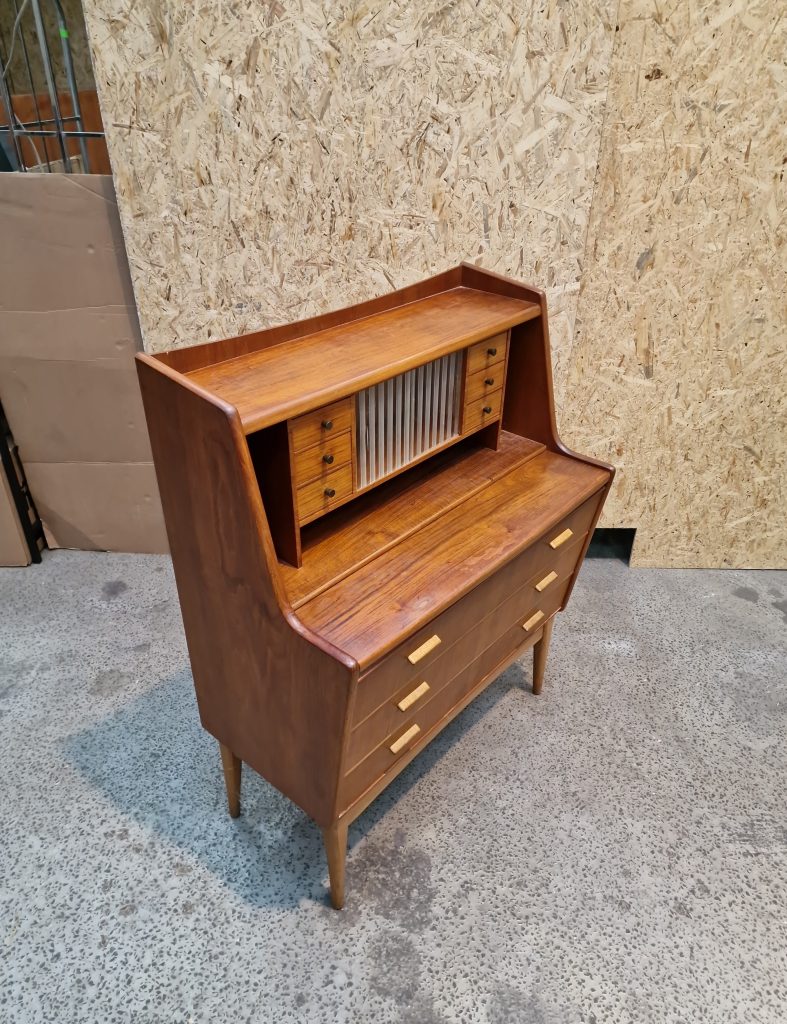 Chatol i teak med skuffer og skydelåger af glas