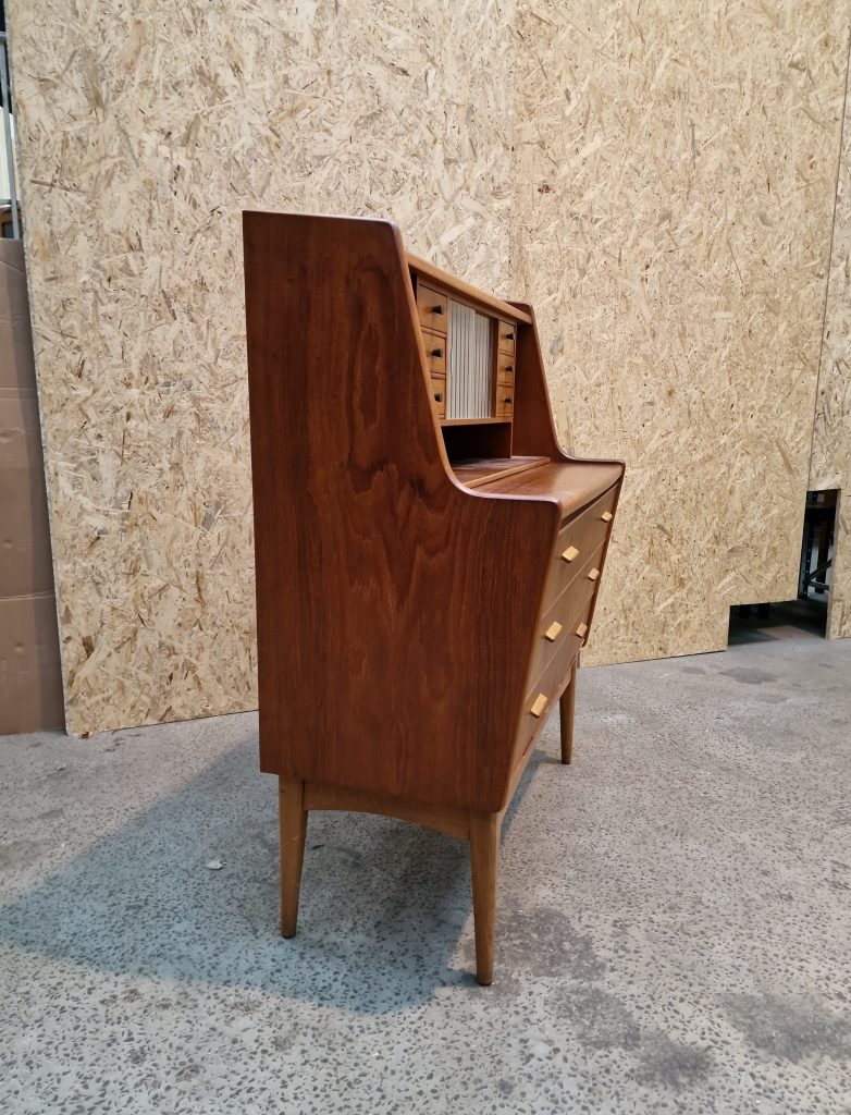 Chatol i teak med skuffer og skydelåger af glas