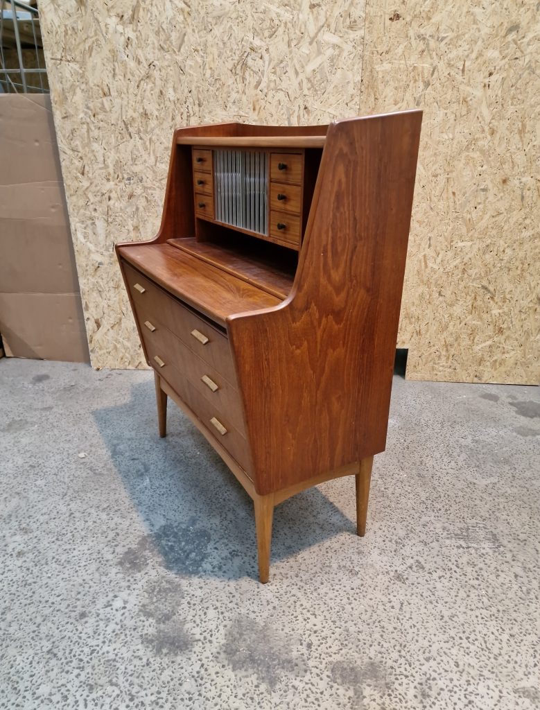 Chatol i teak med skuffer og skydelåger af glas