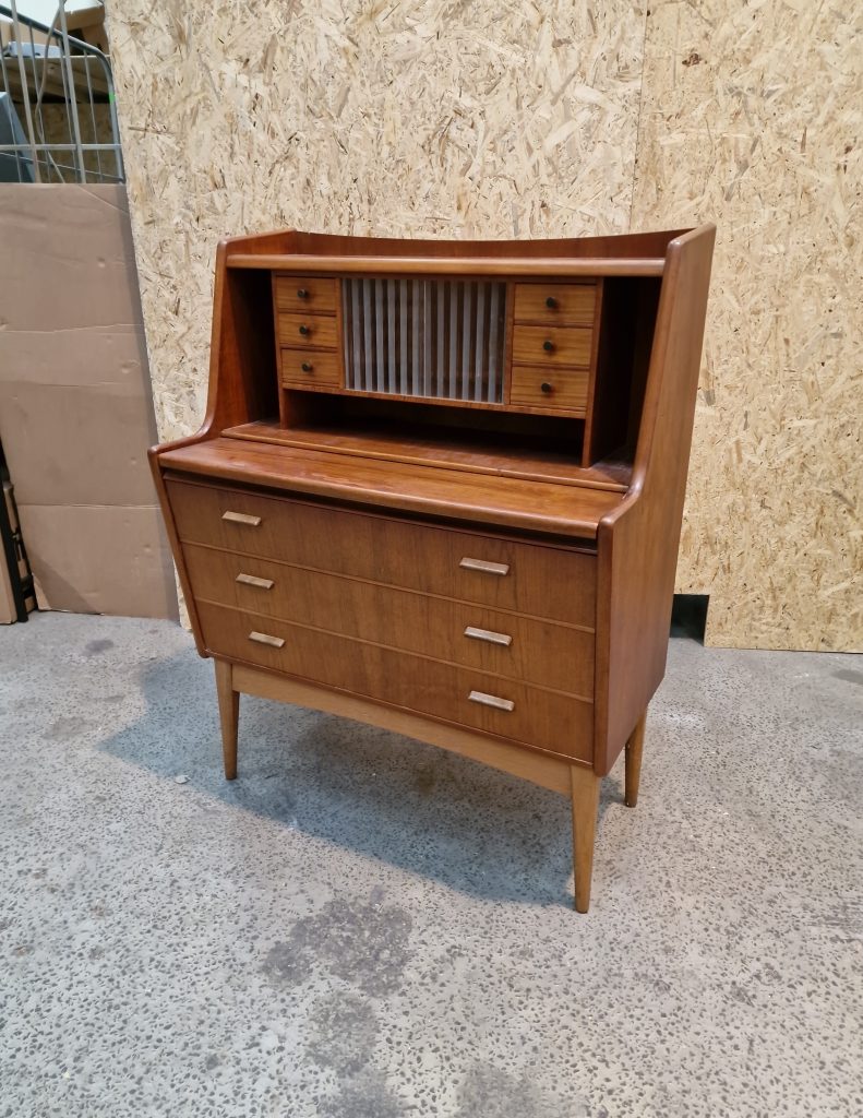 Chatol i teak med skuffer og skydelåger af glas