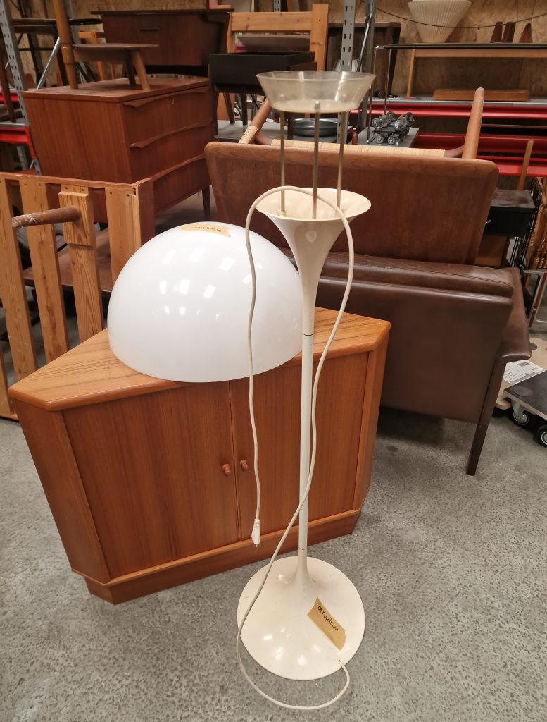 Mid-century modern cream table lamp with white shade.