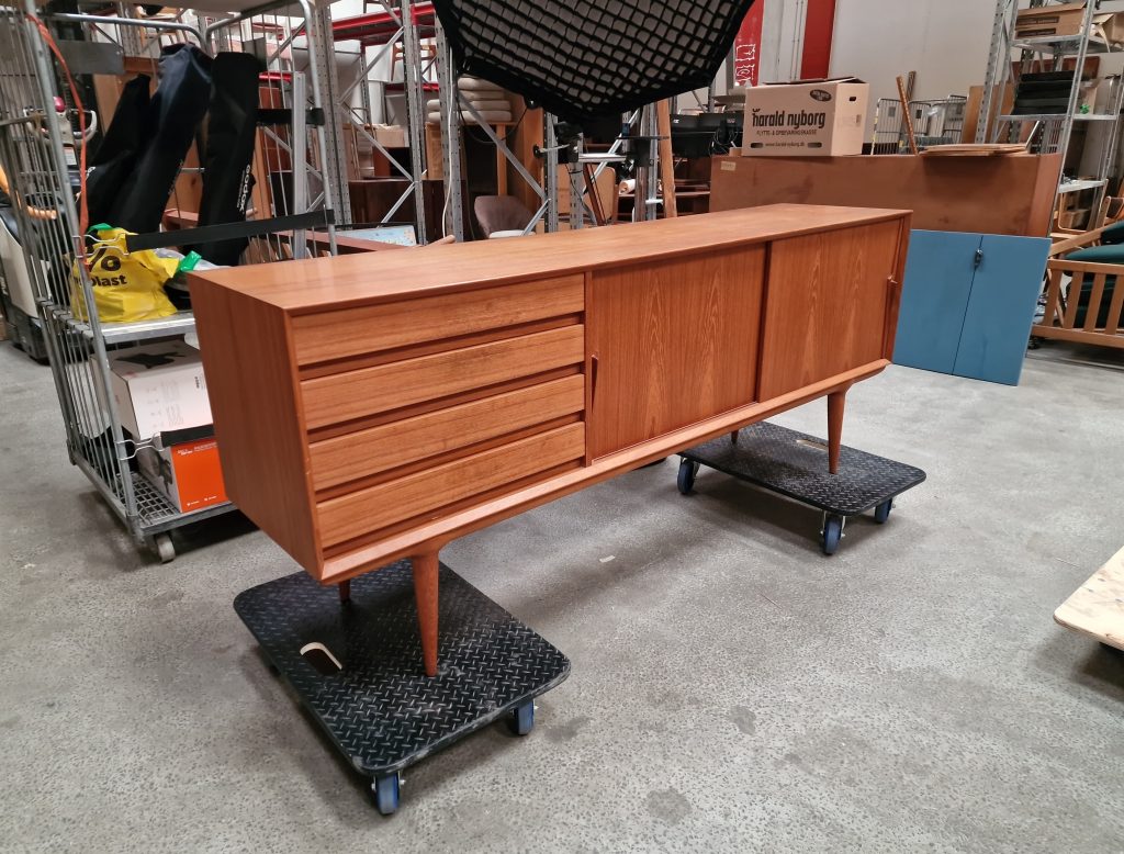 Lang lav skænk, skuffer og skydelåger, teak, Omann Jr model 18