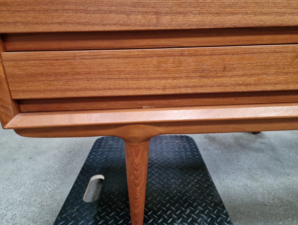 Lang lav skænk, skuffer og skydelåger, teak, Omann Jr model 18