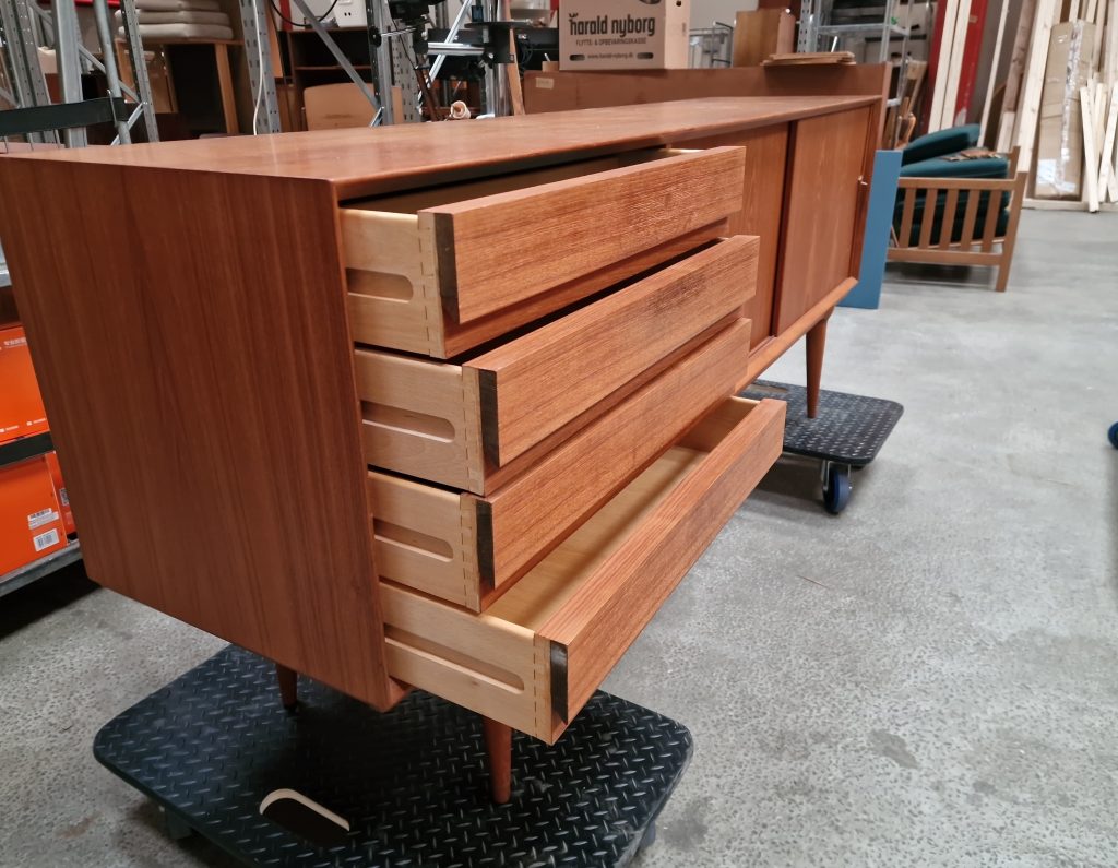 Lang lav skænk, skuffer og skydelåger, teak, Omann Jr model 18