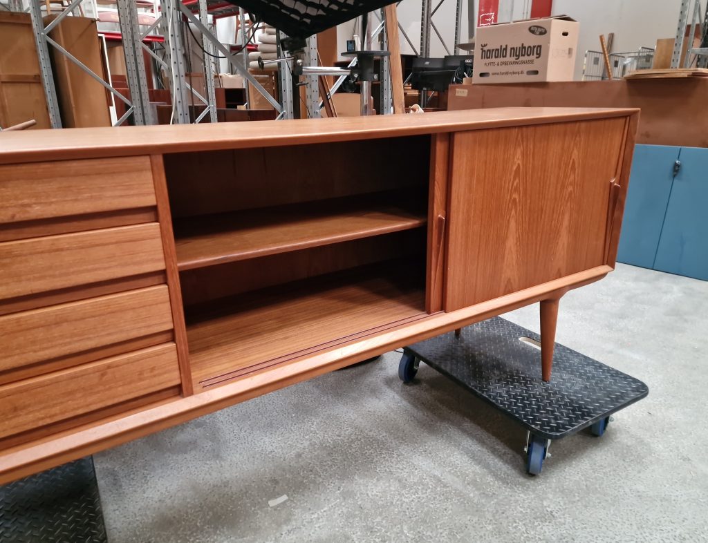 Lang lav skænk, skuffer og skydelåger, teak, Omann Jr model 18