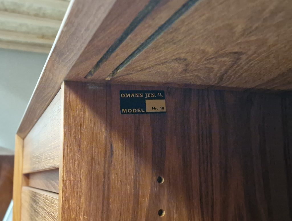 Lang lav skænk, skuffer og skydelåger, teak, Omann Jr model 18
