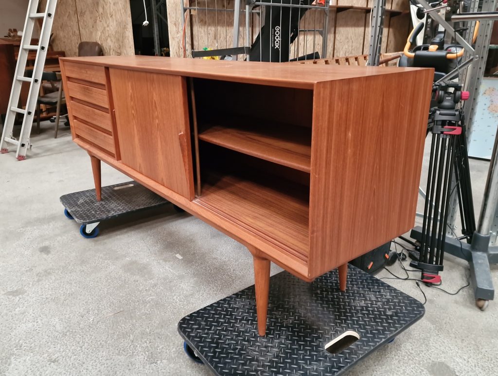 Lang lav skænk, skuffer og skydelåger, teak, Omann Jr model 18