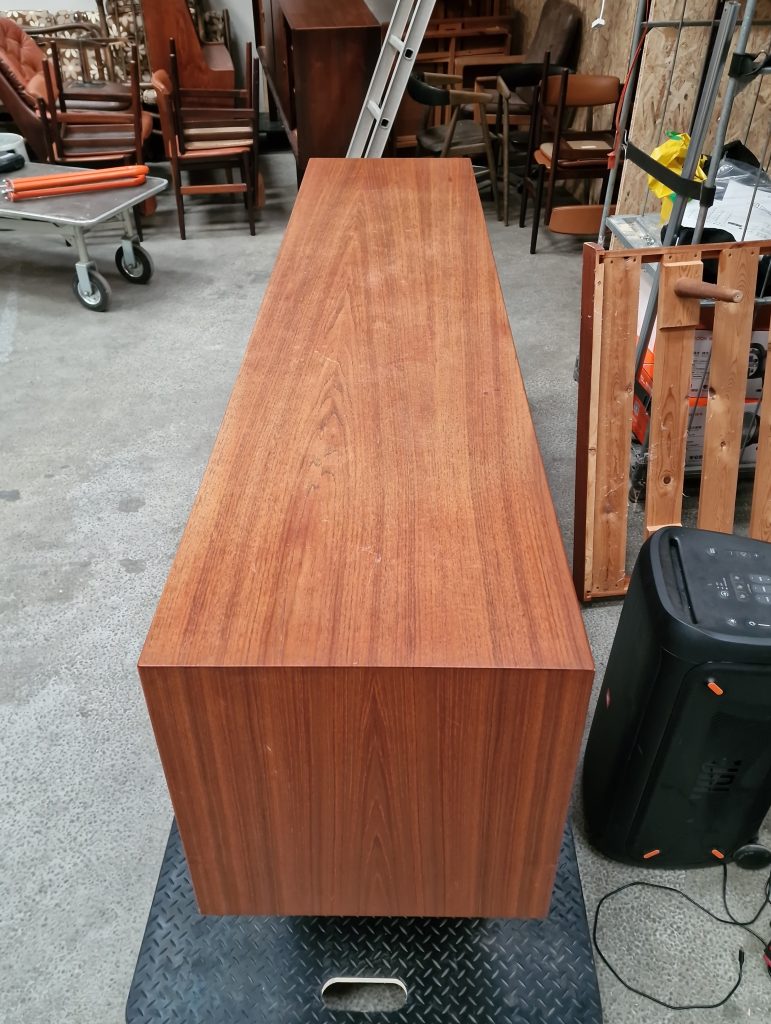 Lang lav skænk, skuffer og skydelåger, teak, Omann Jr model 18