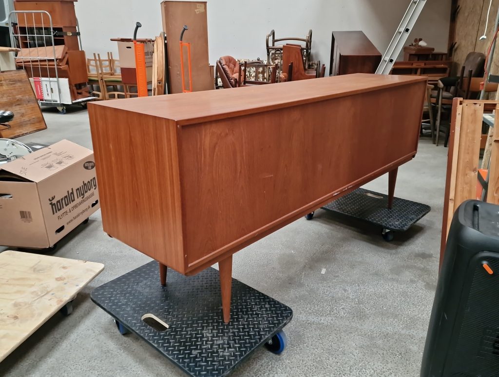 Lang lav skænk, skuffer og skydelåger, teak, Omann Jr model 18