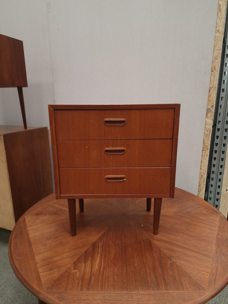 Lille kommode med tre skuffer, teak