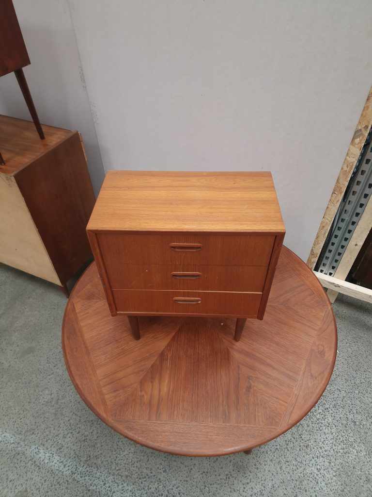 Lille kommode med tre skuffer, teak