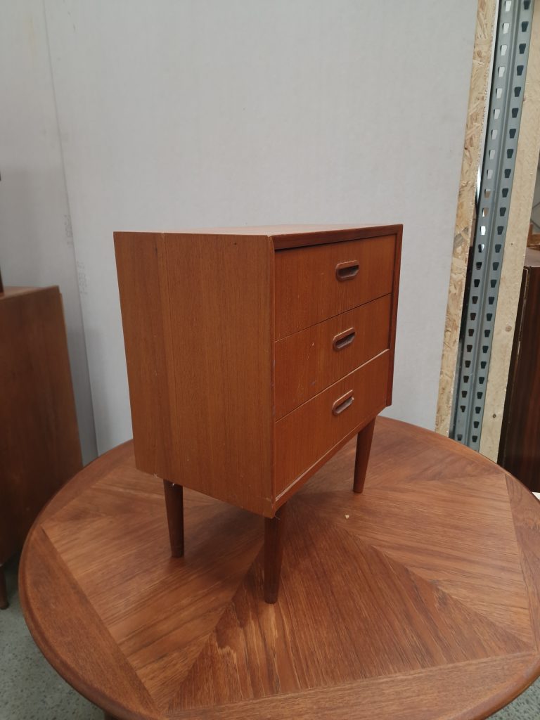 Lille kommode med tre skuffer, teak