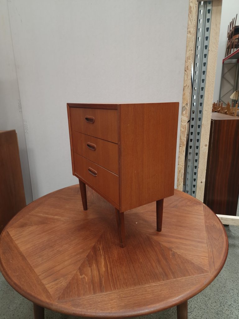 Lille kommode med tre skuffer, teak
