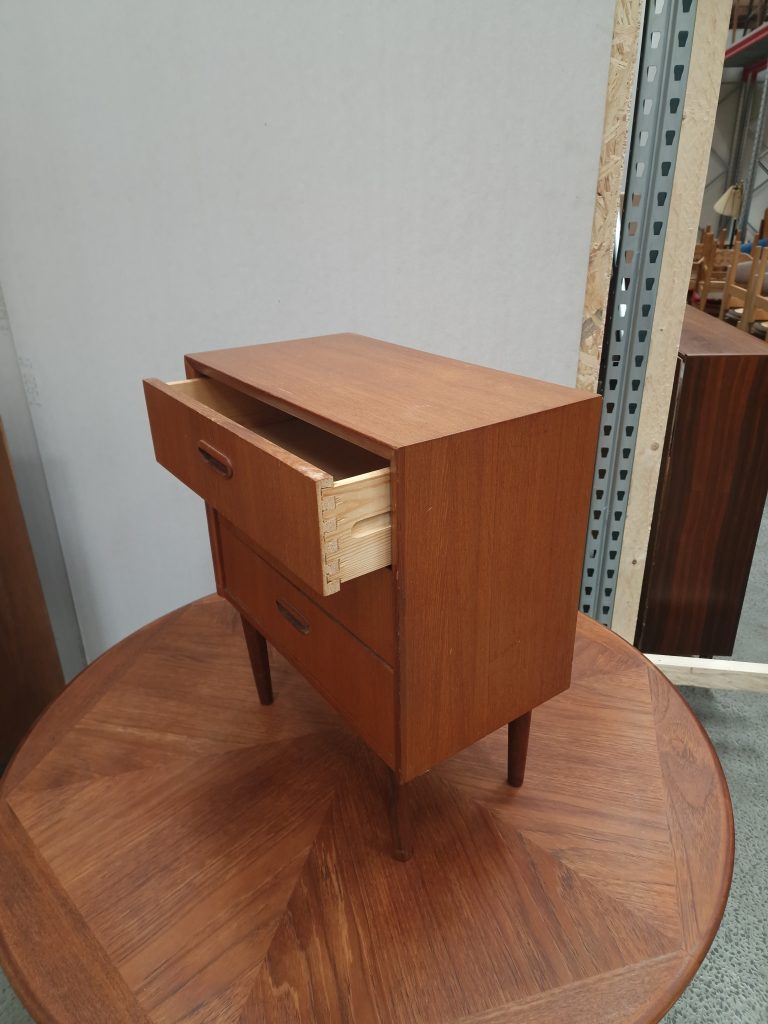 Lille kommode med tre skuffer, teak
