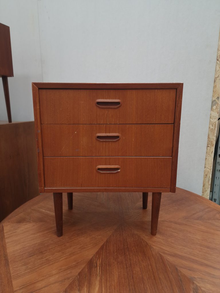 Lille kommode med tre skuffer, teak