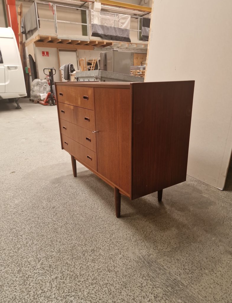 Skænk med skuffer og skab, teak