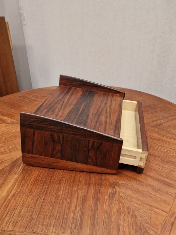 Svævende sengebord/hylde i palisander, med skuffe. Produceret af Melvin Mikkelsen Møbler i Pandrup - Image 5
