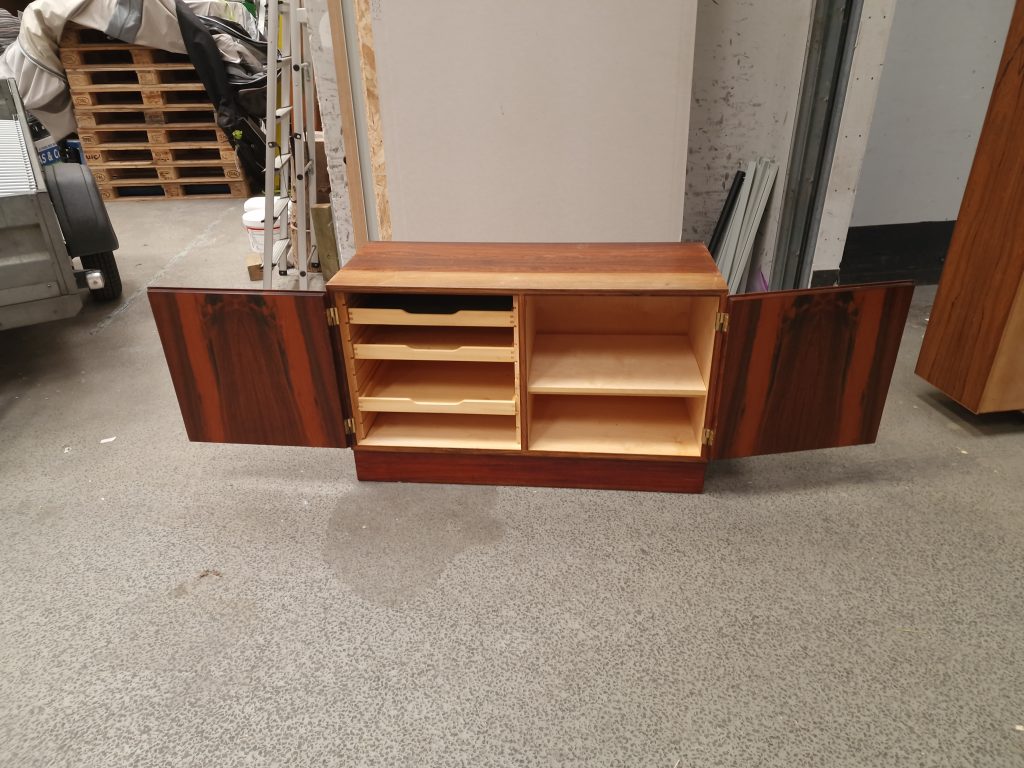 Skænk, palisander, Hundevad