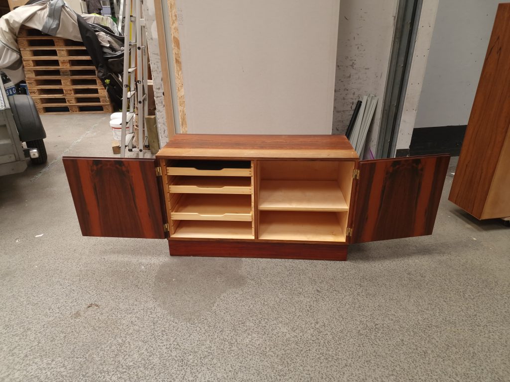 Skænk, palisander, Hundevad