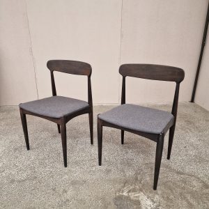 To spisestole i mørkbejdset træ, Johannes Andersen for Uldum Møbelfabrik - Image 3