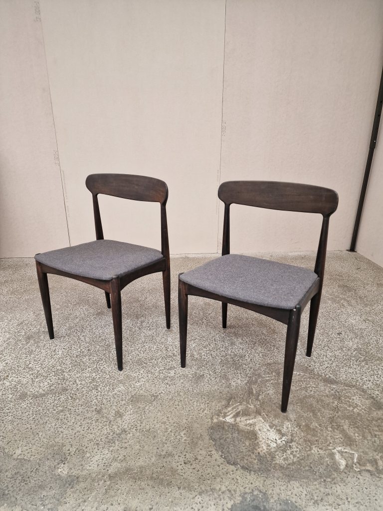 To spisestole i mørkbejdset træ, Johannes Andersen for Uldum Møbelfabrik