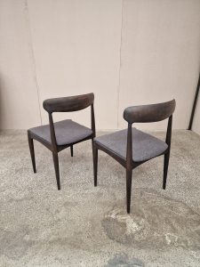 To spisestole i mørkbejdset træ, Johannes Andersen for Uldum Møbelfabrik